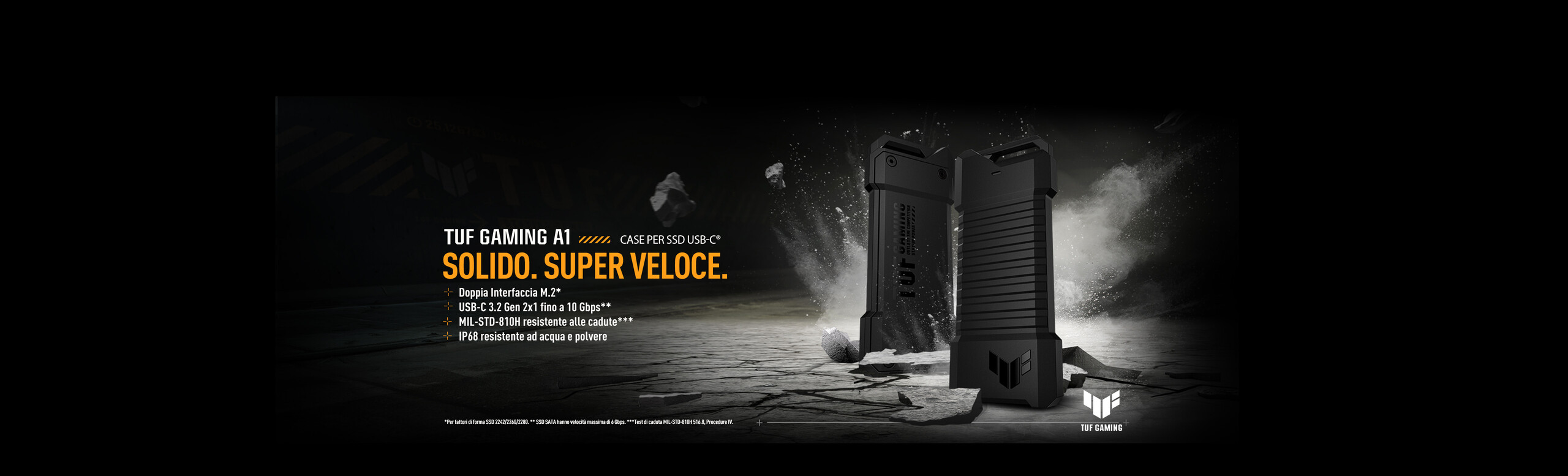 L'immagine mostra due cover per SSD ASUS TUF Gaming A1, una grigia, l'altra nera sullo sfondo di rocce e mare