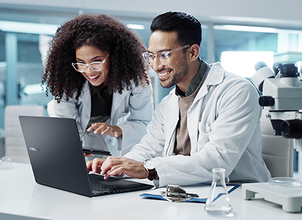 Egy &uuml;zletember figyelmesen dolgozik az ASUS Chromebook CX9-en.