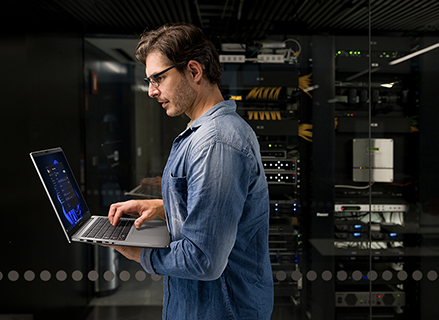 asus &uuml;zleti m&aacute;rka&eacute;p&iacute;t&eacute;si forgat&oacute;k&ouml;nyv fot&oacute; szerverterem