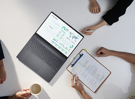 Egy &uuml;zletasszony az ExpertBook B3 Detachable laptop seg&iacute;ts&eacute;g&eacute;vel tart prezent&aacute;ci&oacute;t &uuml;gyfel&eacute;nek.